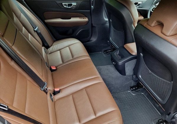 Volvo V60 cena 88800 przebieg: 198000, rok produkcji 2018 z Opoczno małe 742